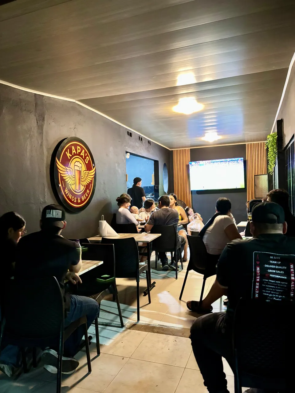 Clientes compartiendo en KAPA'S Wings & Beer